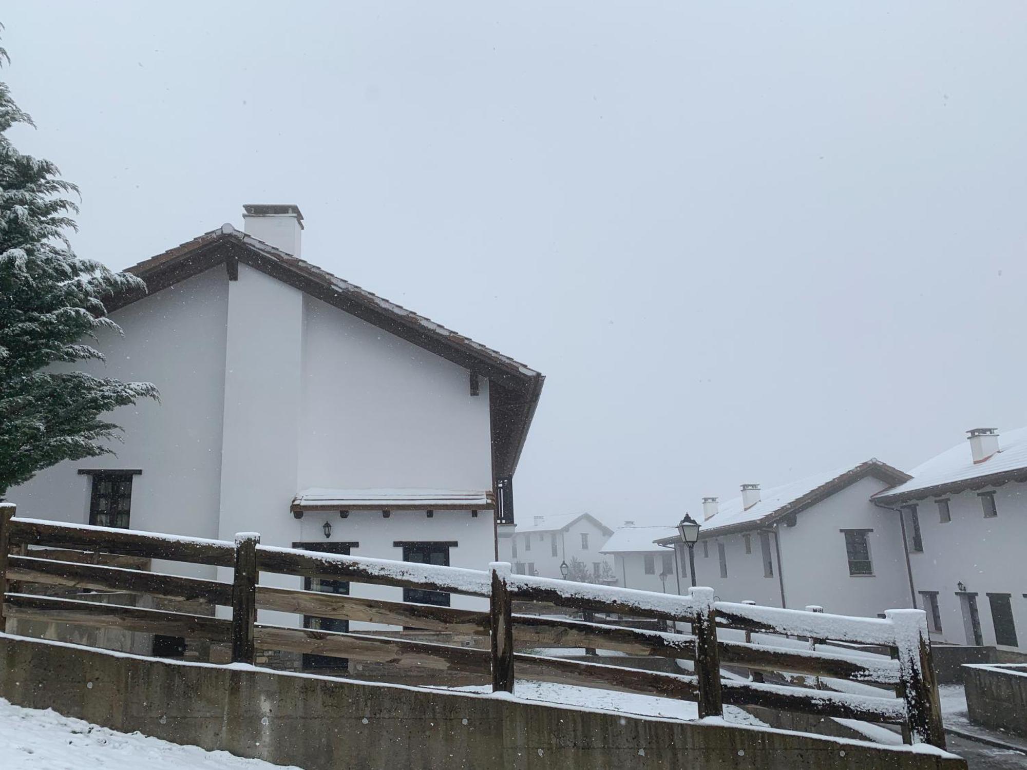 Apartamentos Jaca Mirador De Badaguas 3000 エクステリア 写真